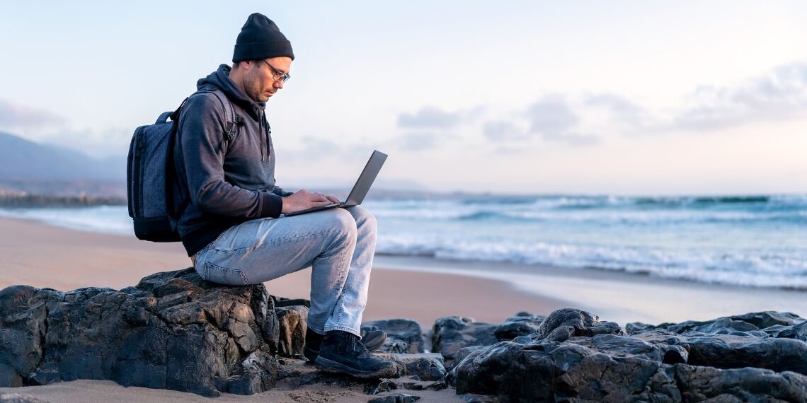 Digital Nomadism in 2025: Why More Professionals Are Choosing Freedom Over Fixed Office Desks